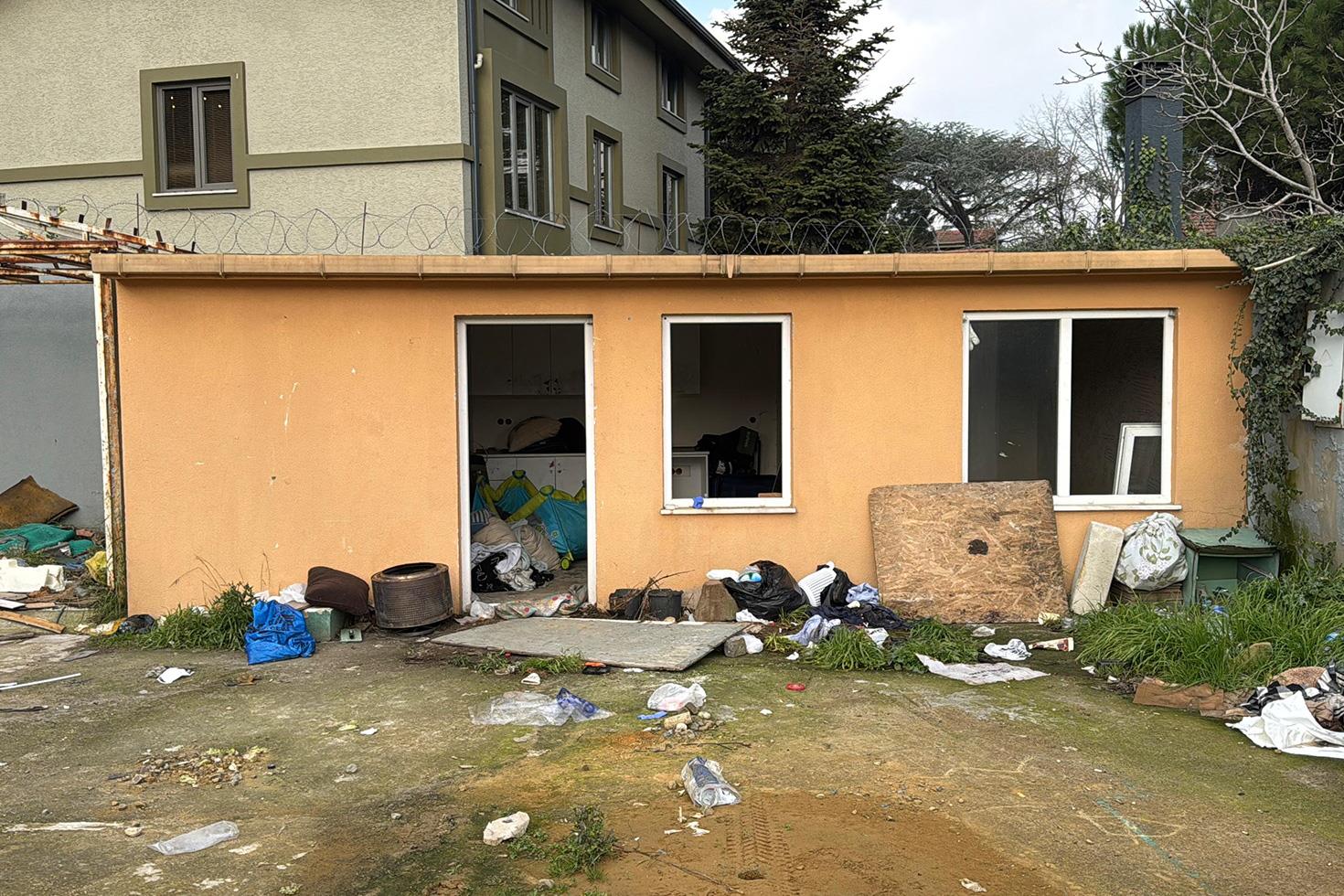 İstanbul'un göbeğinde dram: İki kardeş prefabrik evde ölü bulundu