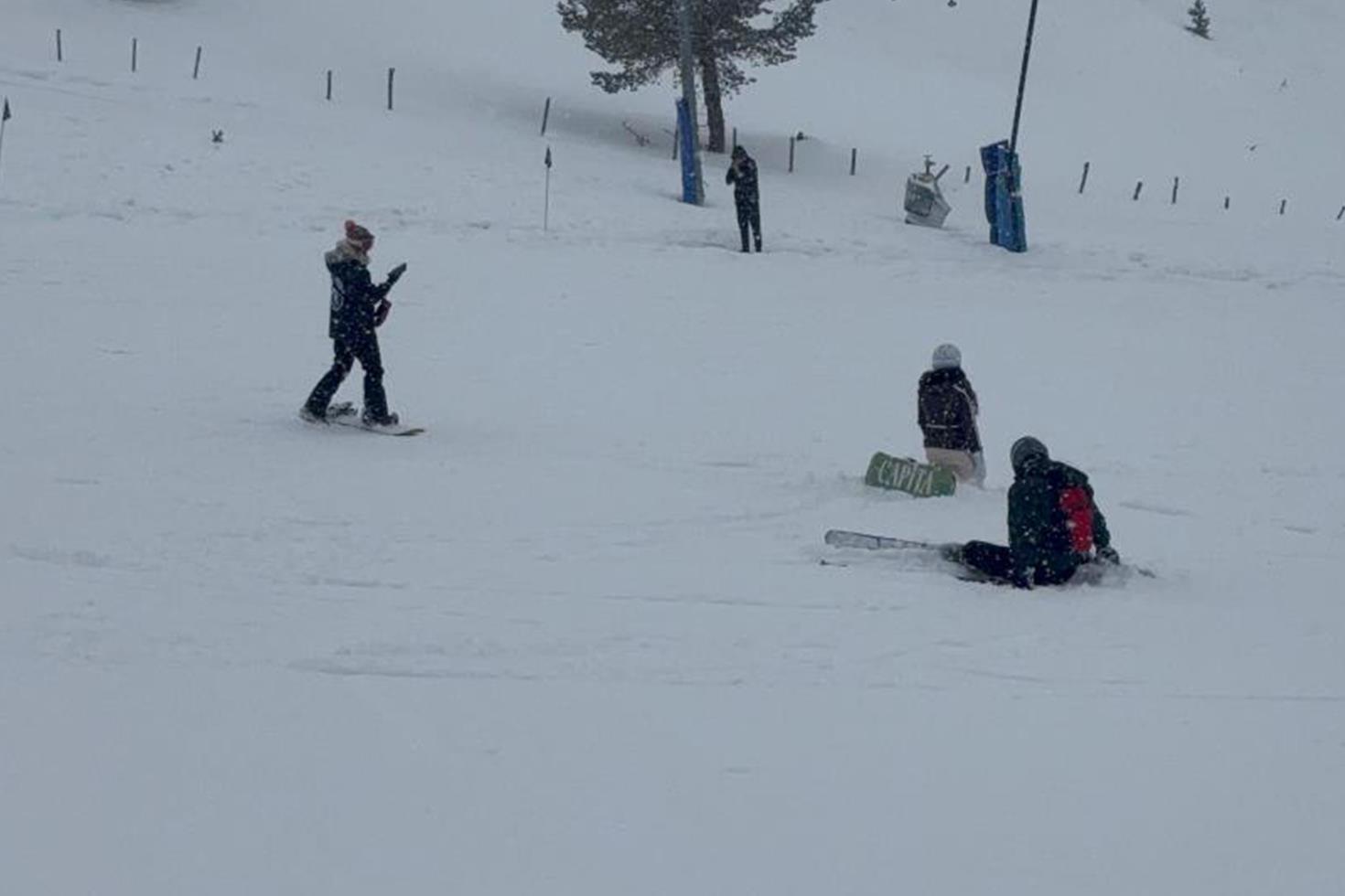 Kartalkaya'da otel faciası sonrası tatilciler kayak yapmaya devam etti