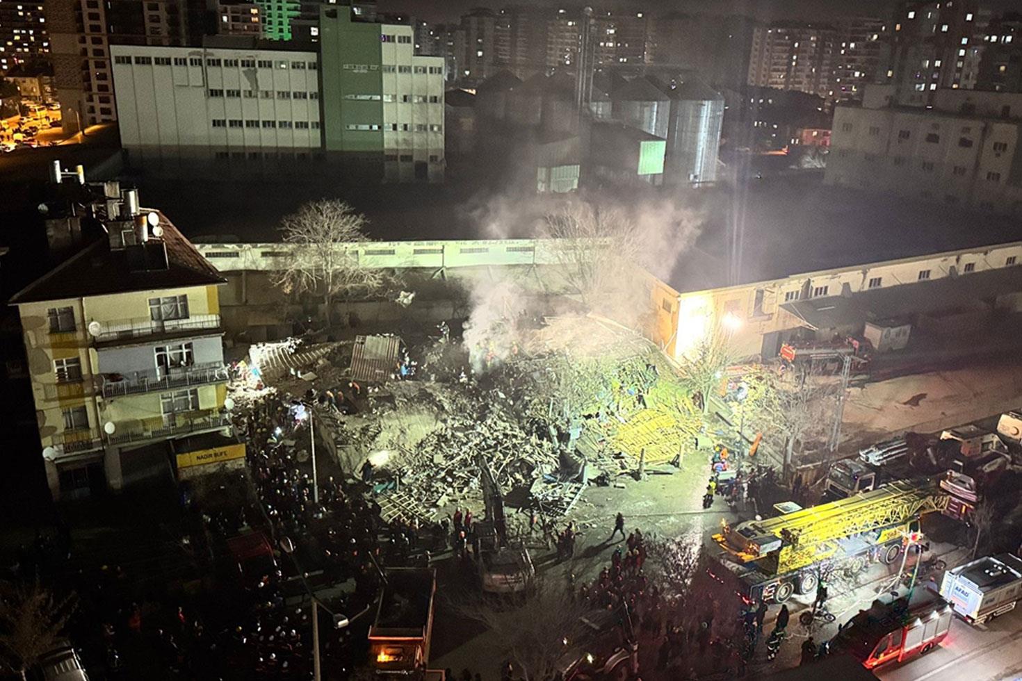 Konya'da 3 katlı bina çöktü! 2 kişi yaralı olarak kurtarıldı 5 kişi enkaz altında