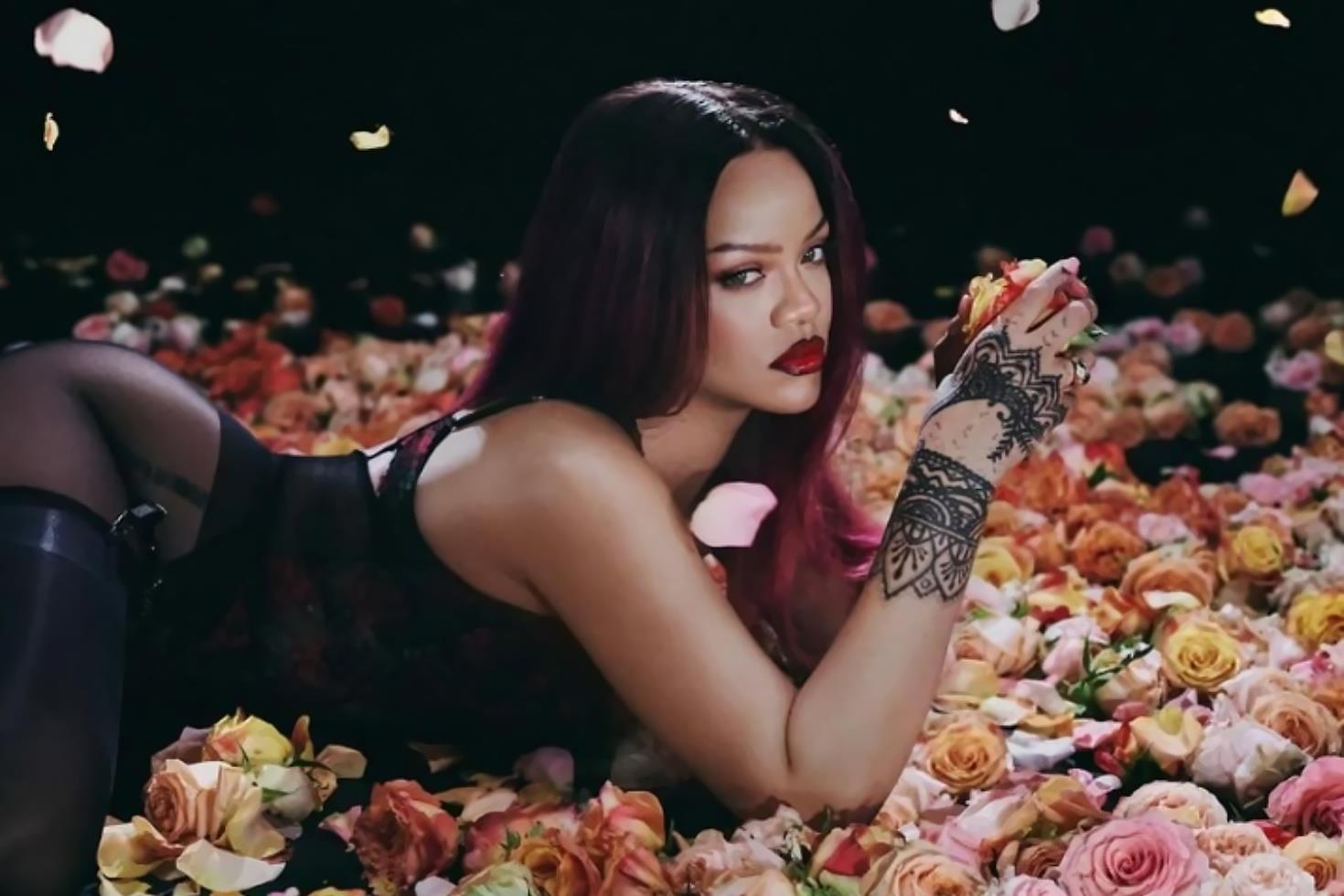 Rihanna'dan cesur pozlar! Kendi markası için objektif karşısına geçti