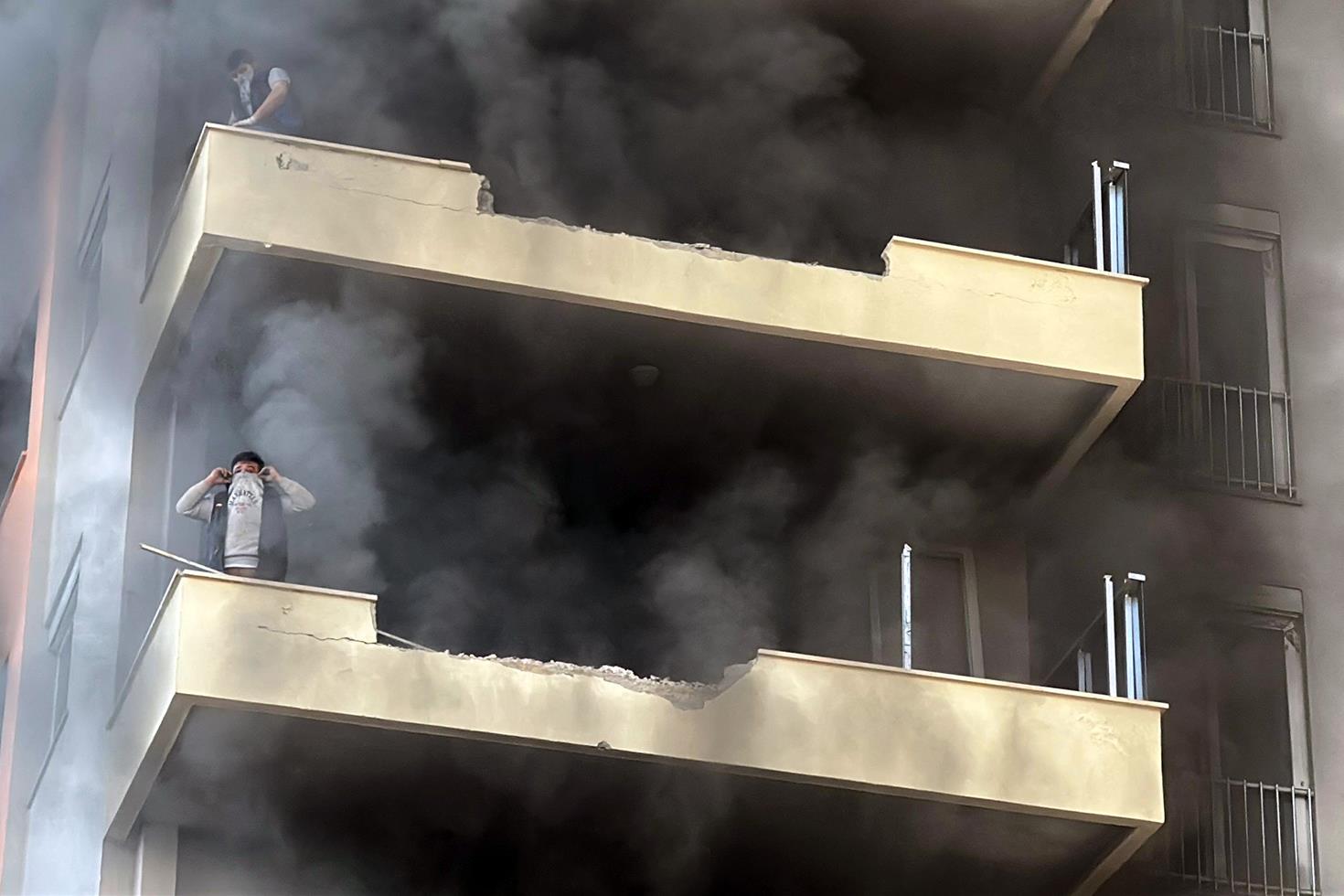 Antalya'da 12 katlı otel inşaatında yangın