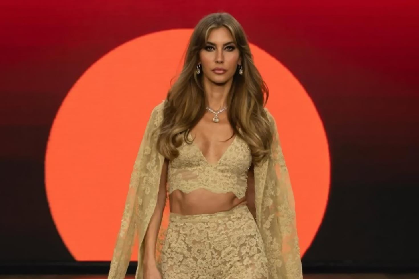 46 yaşındaki Çağla Şıkel'in fit vücudu Londra Moda Haftası'na damga vurdu