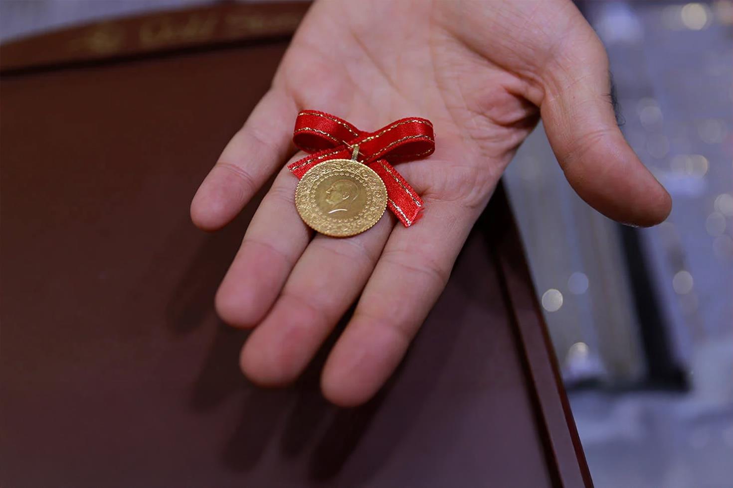 Altın fiyatlarında geri çekilme ikinci güne taşınırken kimi yatırımcı da alıma yöneldi