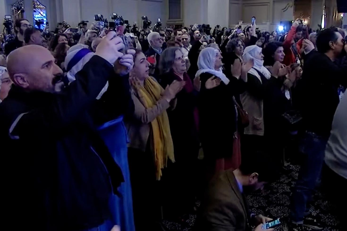 Öcalan'ın çağrısının yapıldığı esnada ekrana getirilen fotoğraf salonu ayağa kaldırdı