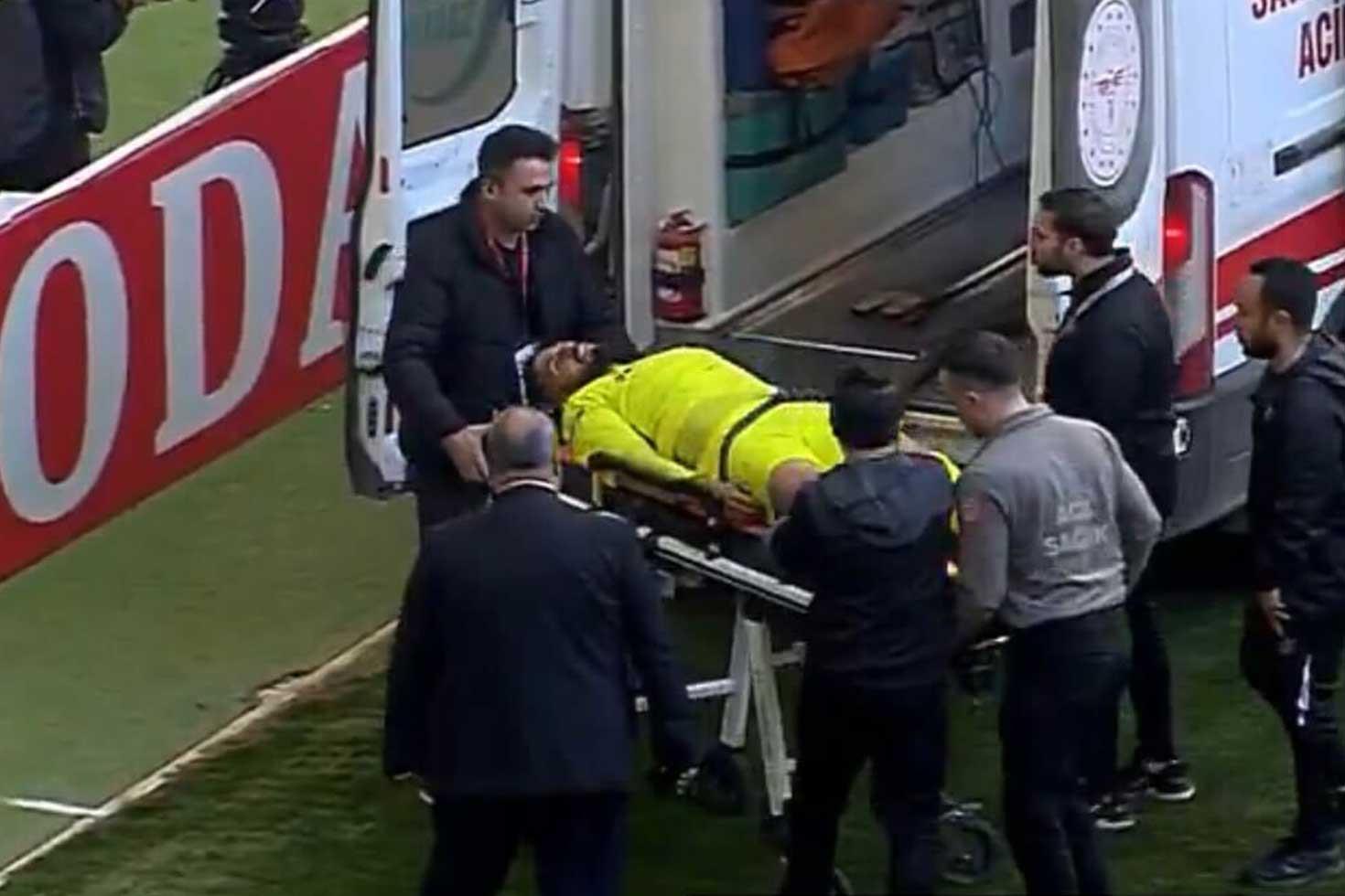 Süper Lig'de korku dolu anlar: Vedat Karakuş, hastaneye kaldırıldı