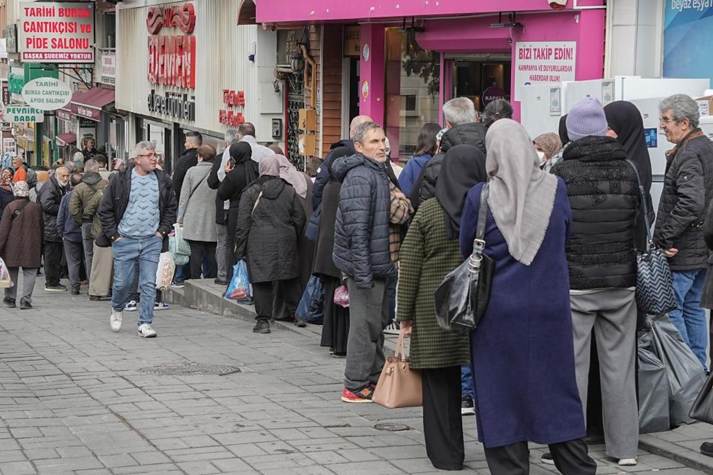 Fiyatı duyan koştu! 1 saat sırada bekleyip esnafa teşekkür ettiler