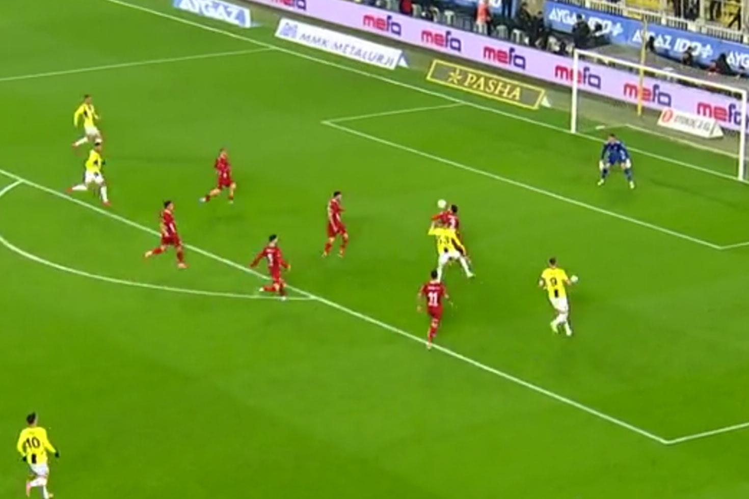 Fenerbahçe'nin penaltı beklediği pozisyonda devam kararı doğru mu? Herkes tek bir görüşte birleşti