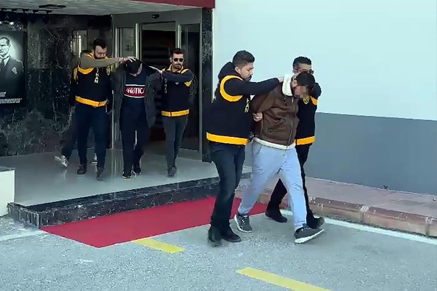 İş insanının başına silah dayayıp 2 milyon lira haraç istediler