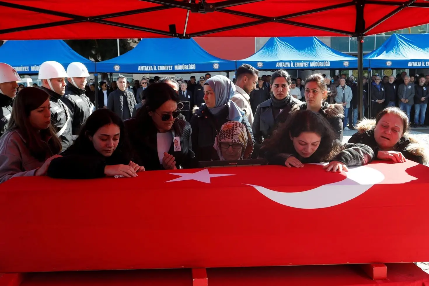 Kazada hayatını kaybeden polisin kızının feryadı yürekleri dağladı