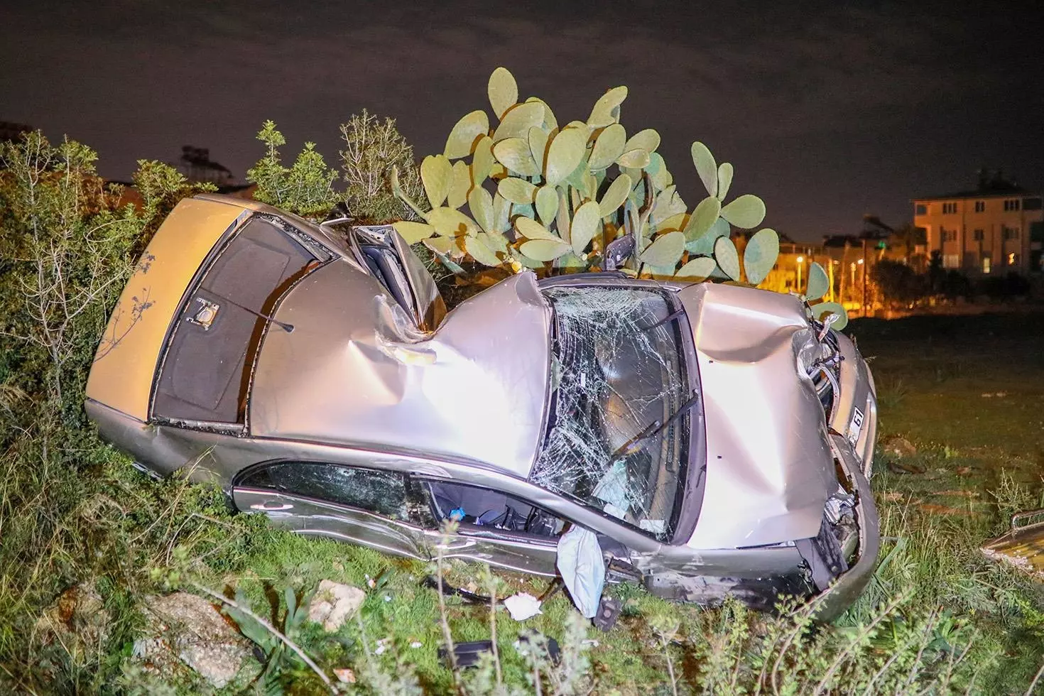 Otomobil metrelerce sürüklenip, ağaca çarptı; polis memuru öldü