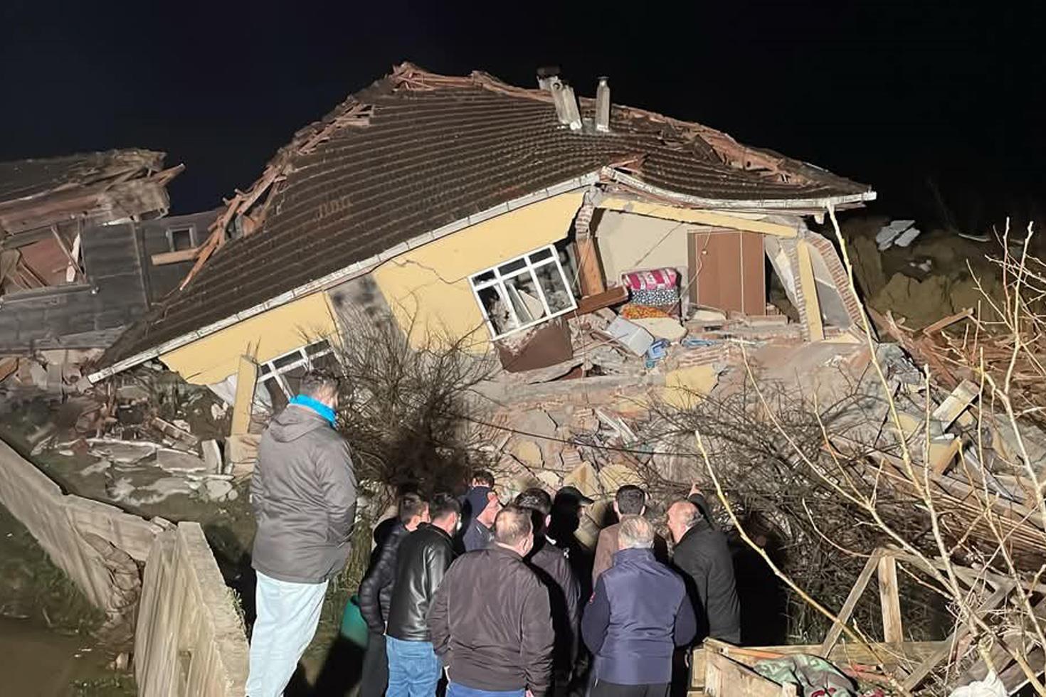 Sinop'ta heyelan! 2 ev yıkıldı, karı-koca enkazdan kurtarıldı