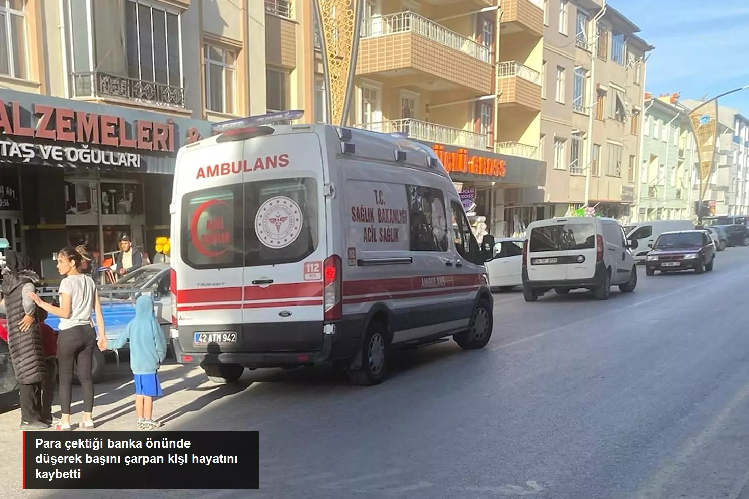 Para çektiği banka önünde düşerek başını çarpan kişi hayatını kaybetti