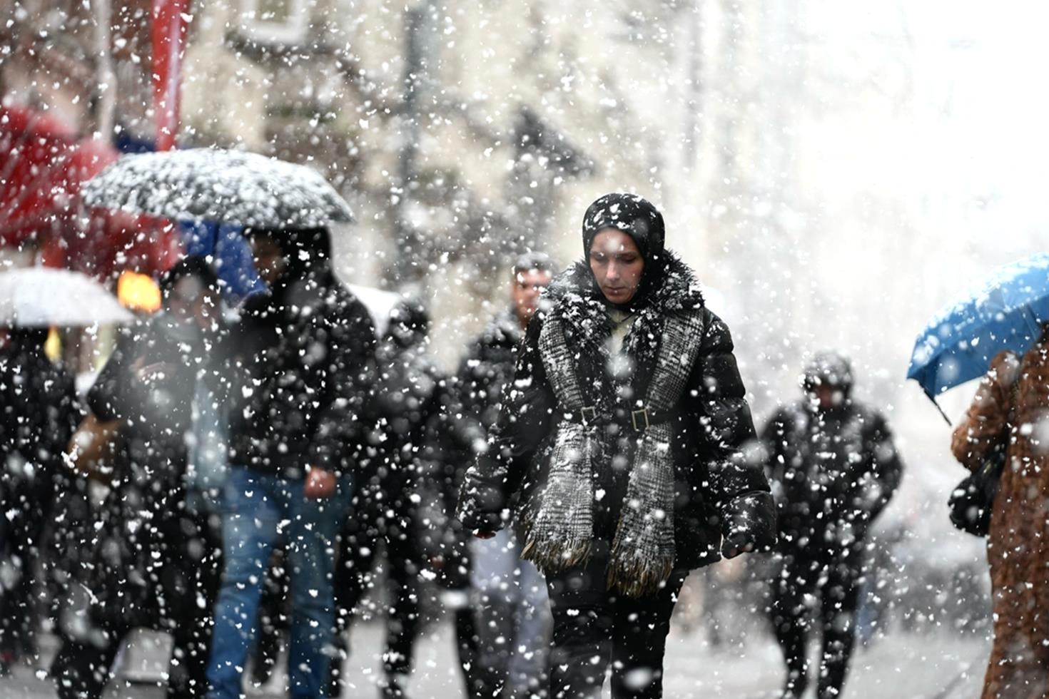 Tarihe geçecek sıcaklık değişimi! İstanbul'a bile kar göründü