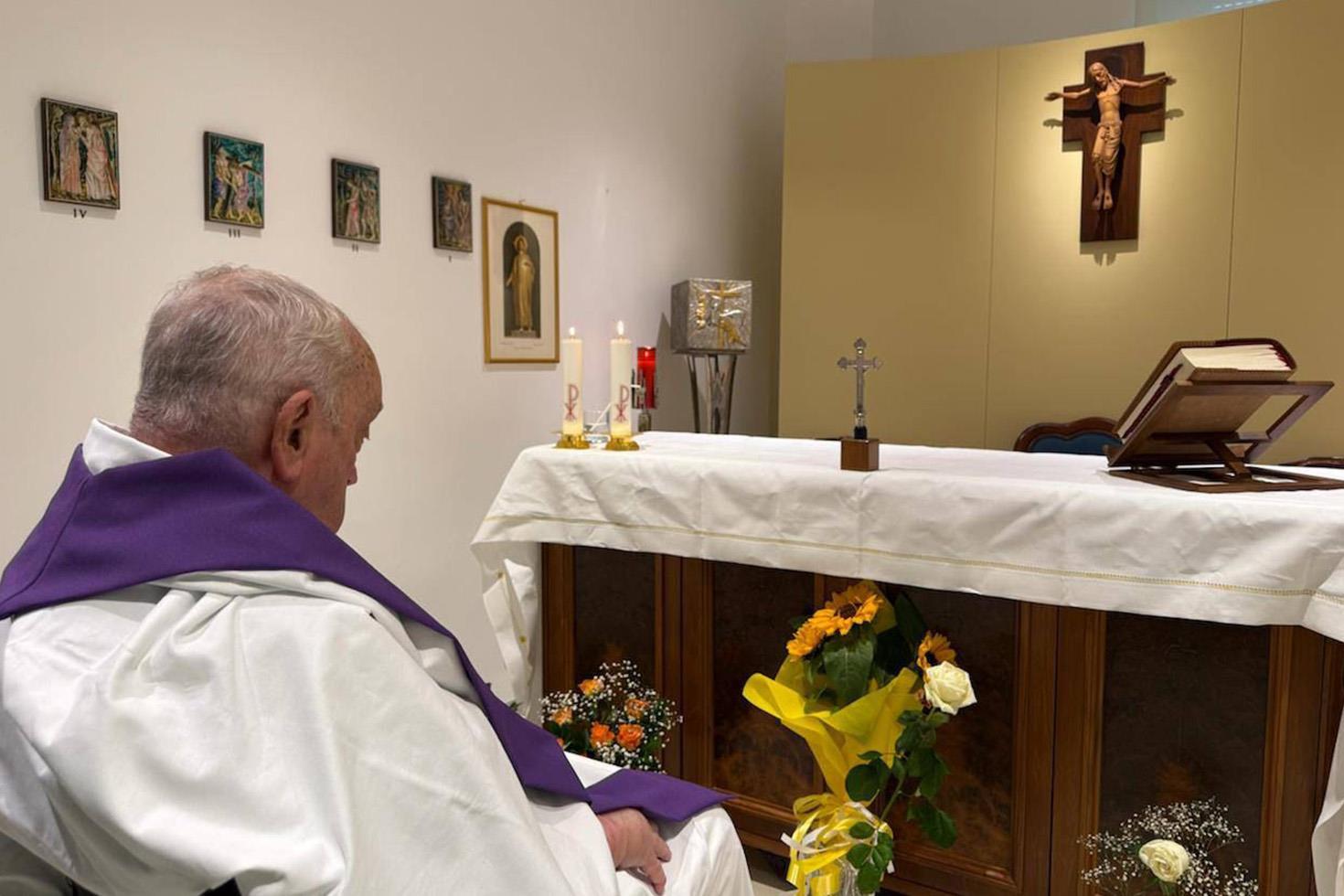 Vatikan, Papa Franciscus'un hastanede çekilen fotoğrafını paylaştı