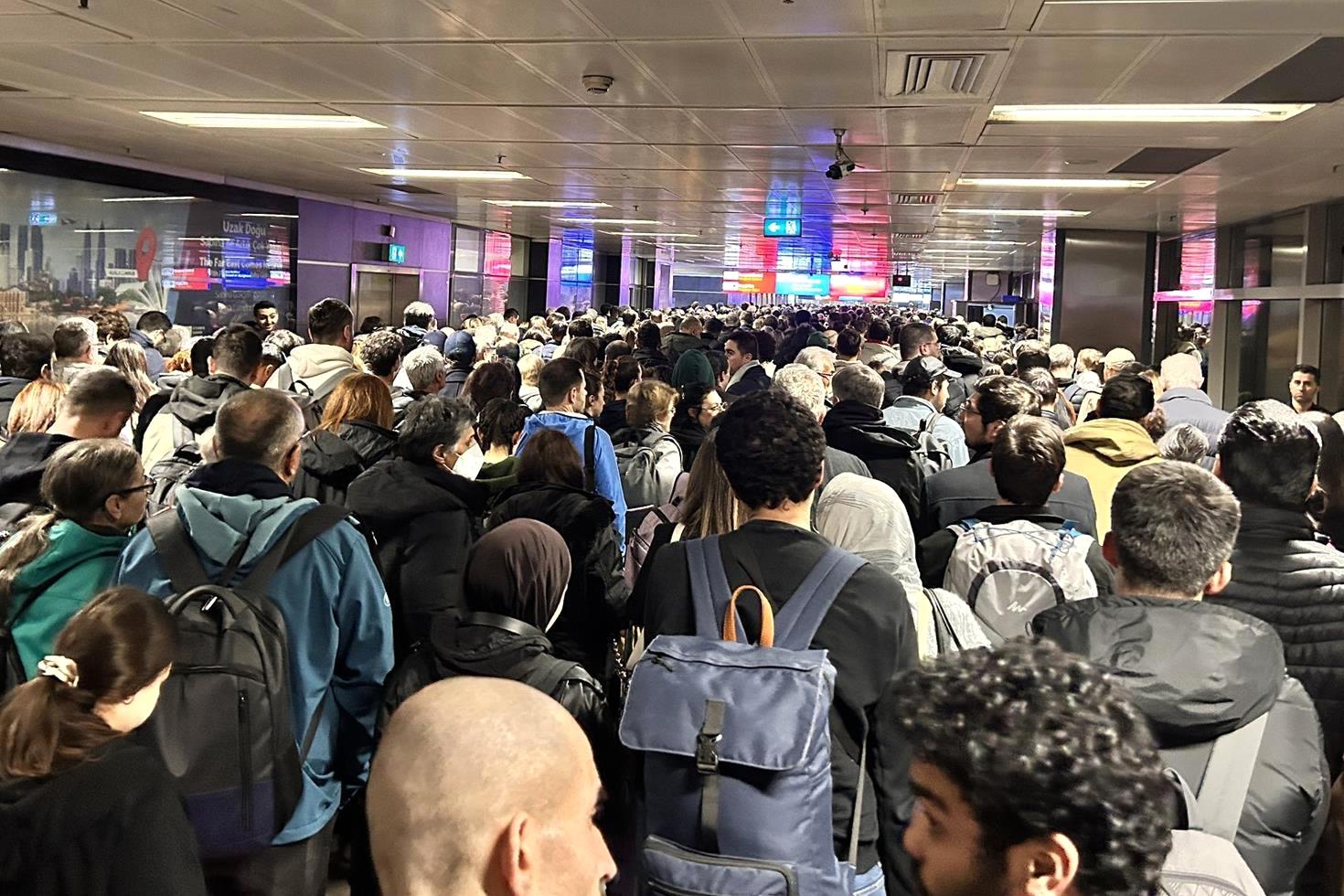 Yüzlerce yolcu saatlerce bekledi, dayanamayıp bayıldılar