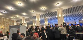 Saraçhane'de gerginlik tırmandı! Polisten kaçan protestocular İBB binasına girdi