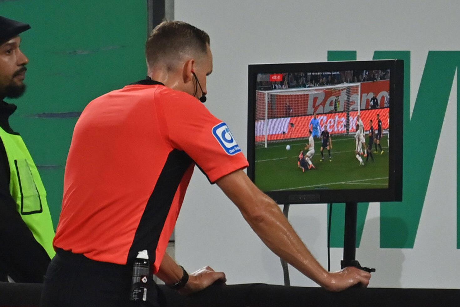 İtalya Serie A'da VAR'a gidilen pozisyonlar ekrana yansıtılacak