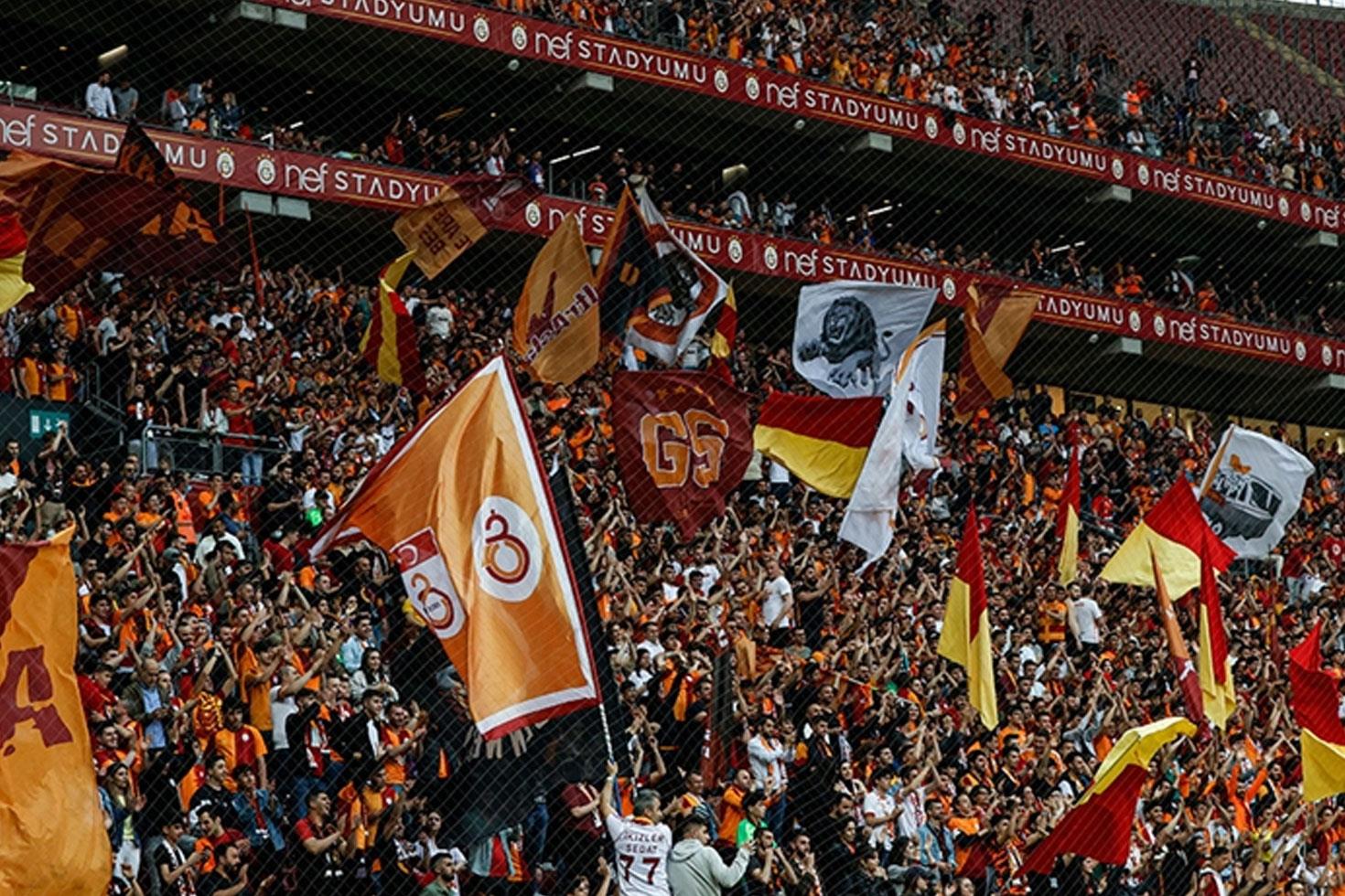 Galatasaray'ın yıldızına büyük şok! Sapasağlam olduğu maçta forma giyemeyecek