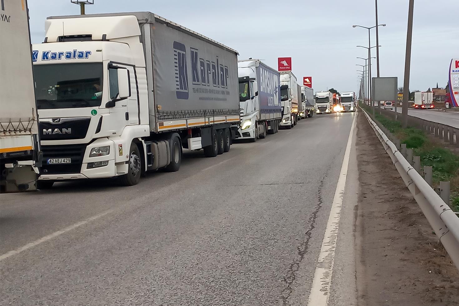 Kapıkule'de tır sürücülerine gelen yanlış SMS 10 kilometre kuyruğa neden oldu