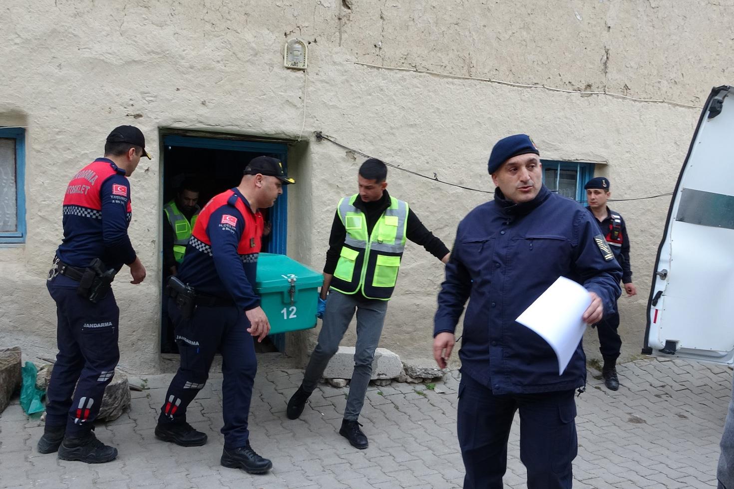 Evde eşini, parkta aralarında ilişki olduğunu iddia ettiği adamı öldürdü