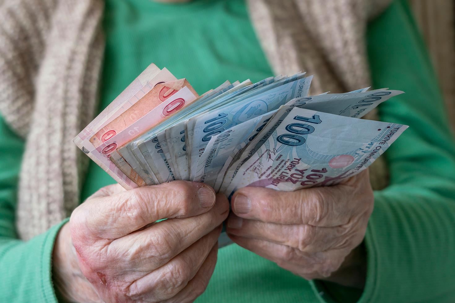 Emekliye 4 bin lira ikramiye Meclis'te kabul edildi