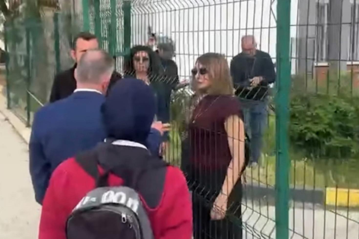 Başörtülü öğrenciyi okula almadılar, o da yetmedi bakanlık yetkilisini kapıdan kovdular