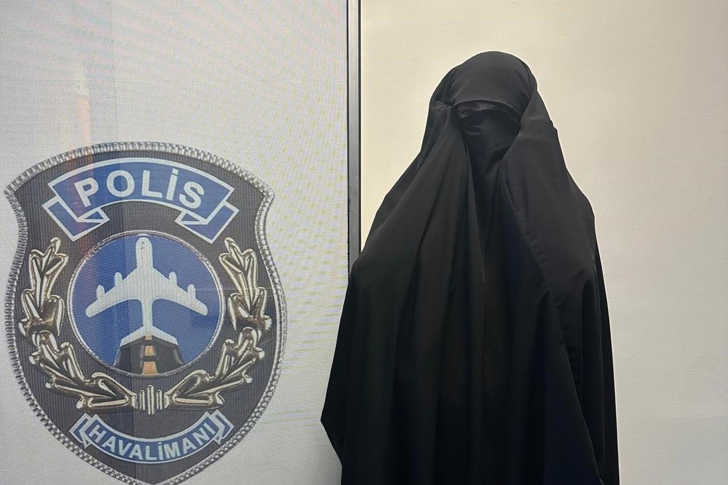 Kadın kılığındaki suç makinesi havalimanında yakalandı, kocam dediği eniştesi çıktı