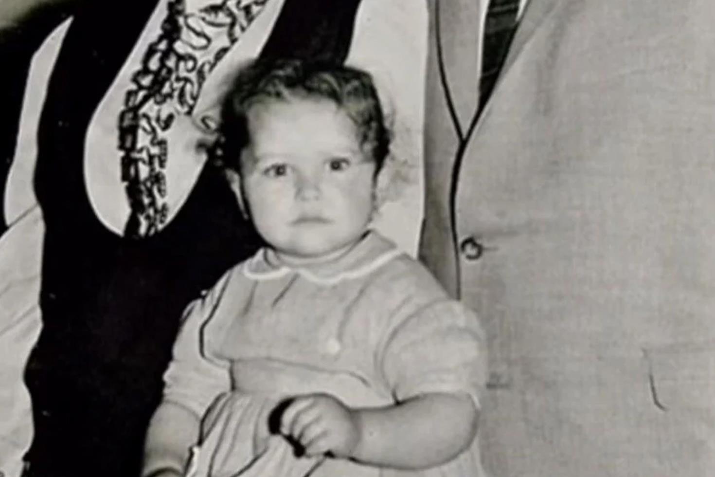 Hülya Avşar, Sekiz aylık doğmuşum diyerek bebeklik fotoğrafını paylaştı