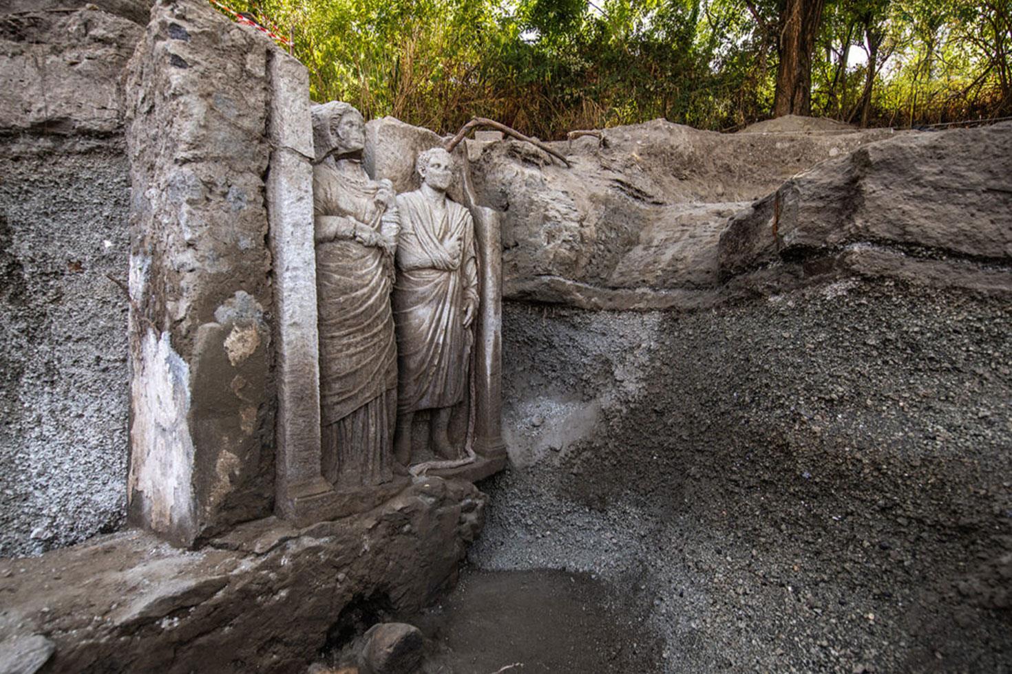 Pompei'deki kazılarda iki adet gerçek boyutlu heykel bulundu