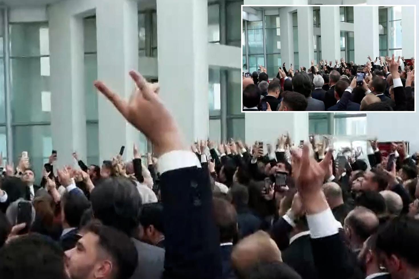 Bahçeli, Genel Merkez'de! Partililere Bozkurt selamıyla karşılık verdi