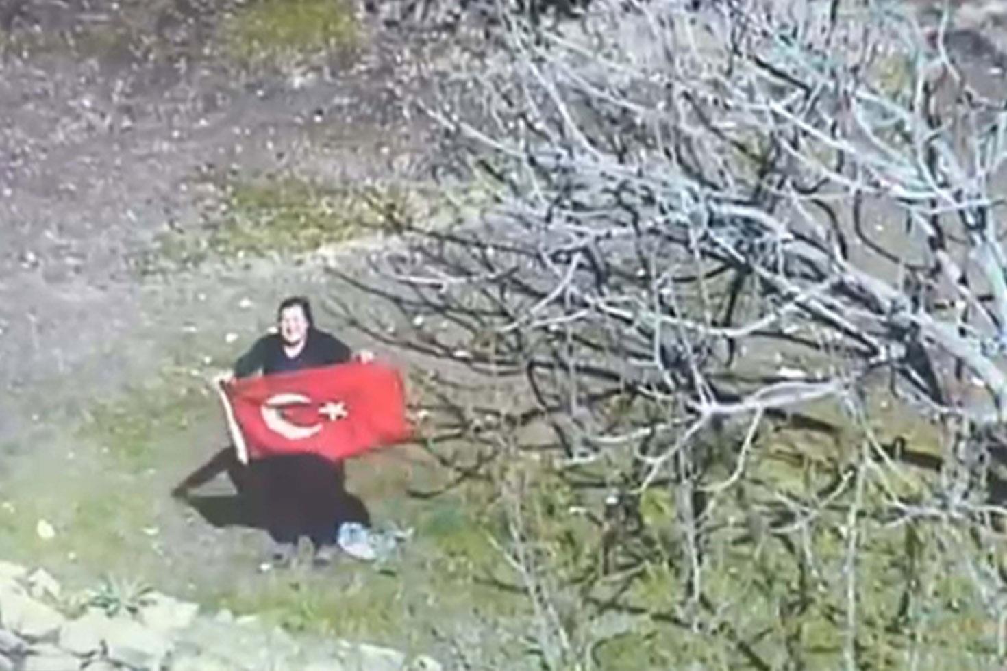 Polis helikopterini görünce Türk bayrağı açıp, selam verdi