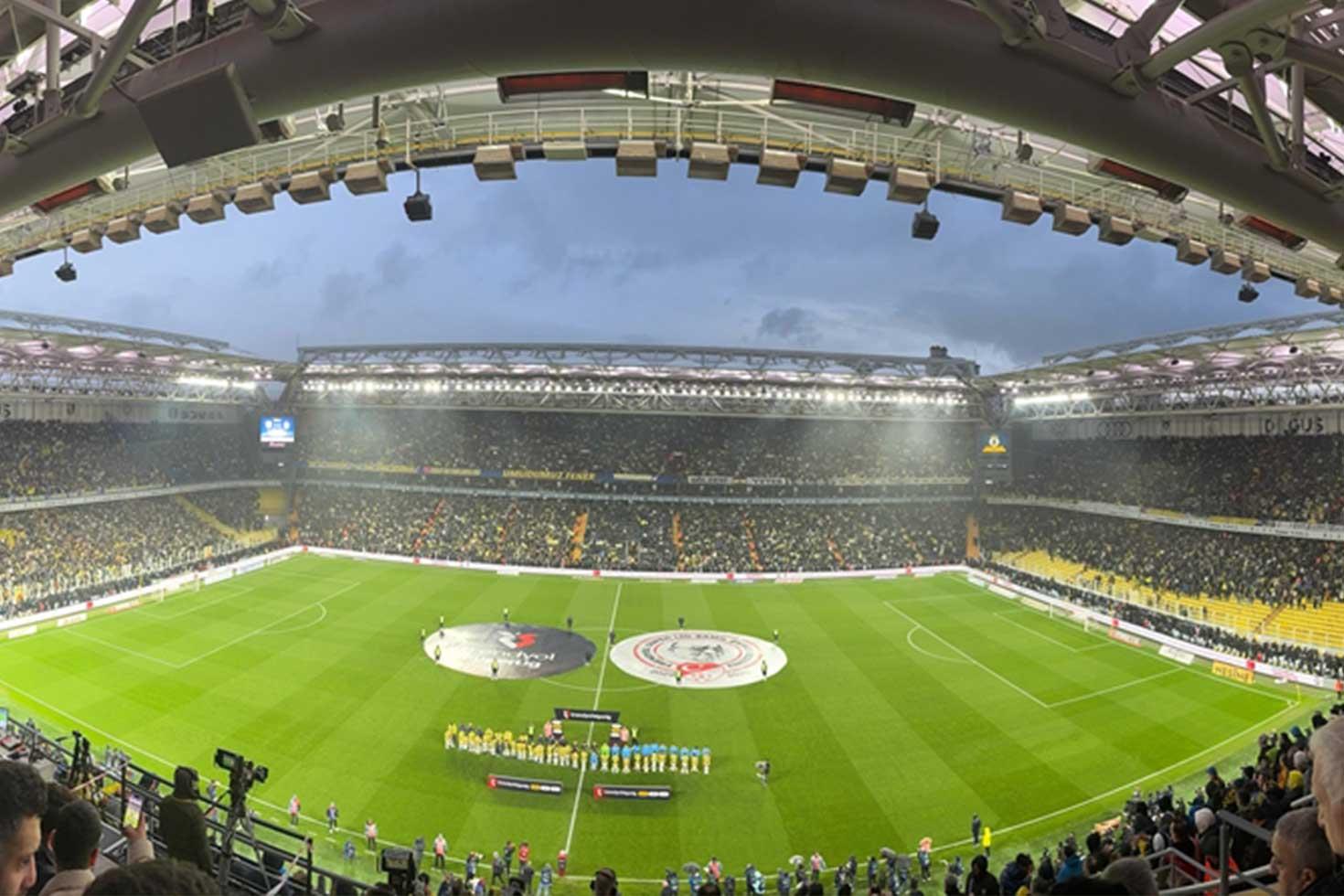 Ne olduysa golden sonra oldu! Fenerbahçe tribünlerinden futbolculara ve yönetime olay tepki