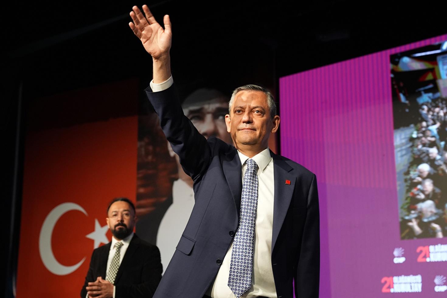 Kurultayda konuşan Özel masasındaki son anketin sonucunu paylaştı