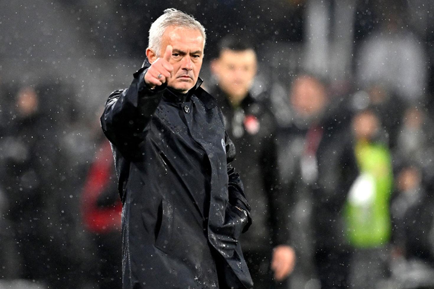 Mourinho, maçtan sonra Trabzonspor soyunma odasına gidip özür dilemiş