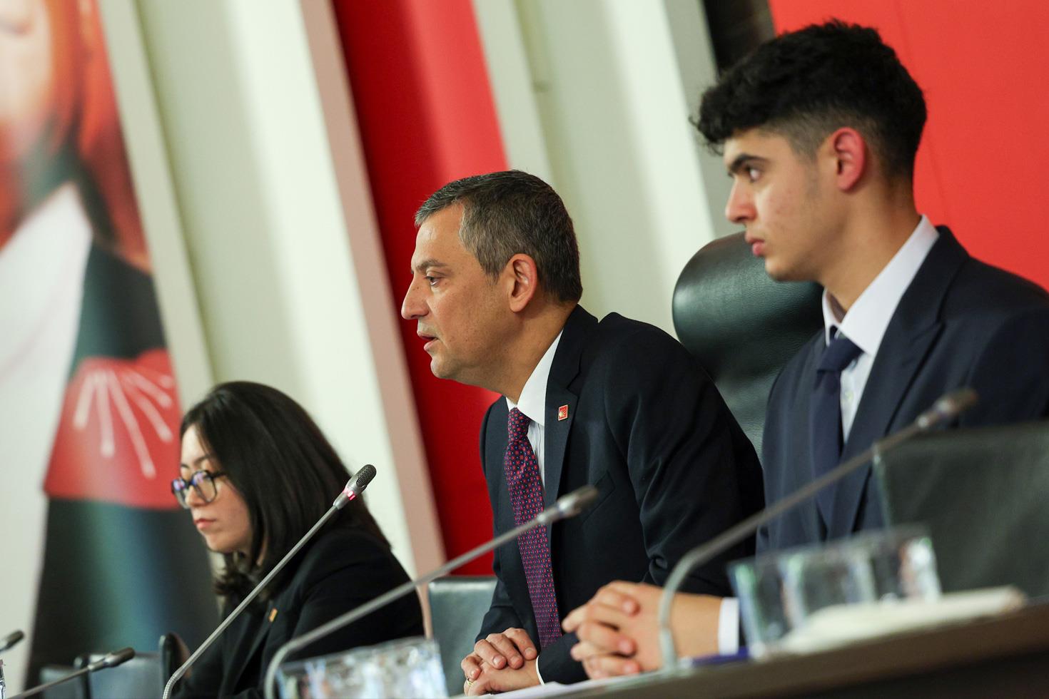 Özgür Özel ilk toplantıda Parti Meclisi'nin en genç üyelerini yanına aldı
