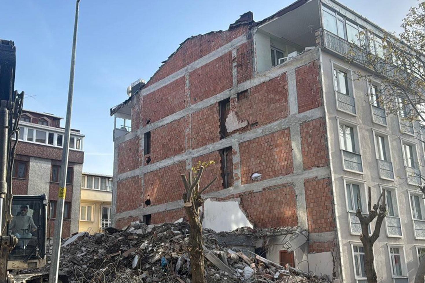 Avcılar'da 'pes' dedirten olay: Bina yıkıldı, iki oda açıkta kaldı