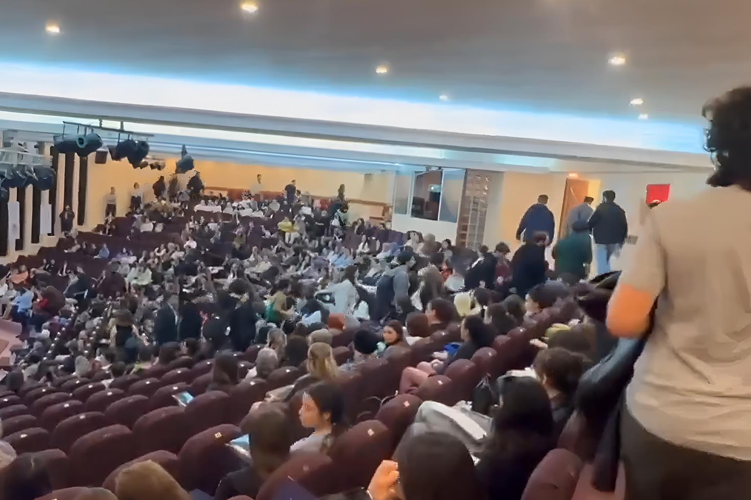 Pankart krizi sürüyor! Başhekim kürsüye geldi, öğrenciler salonu terk etti