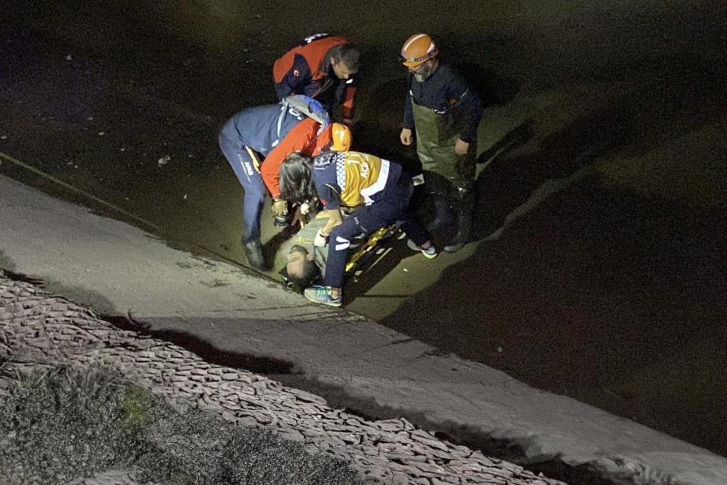 Suları çekilen Porsuk Çayı'na balıklama atladı