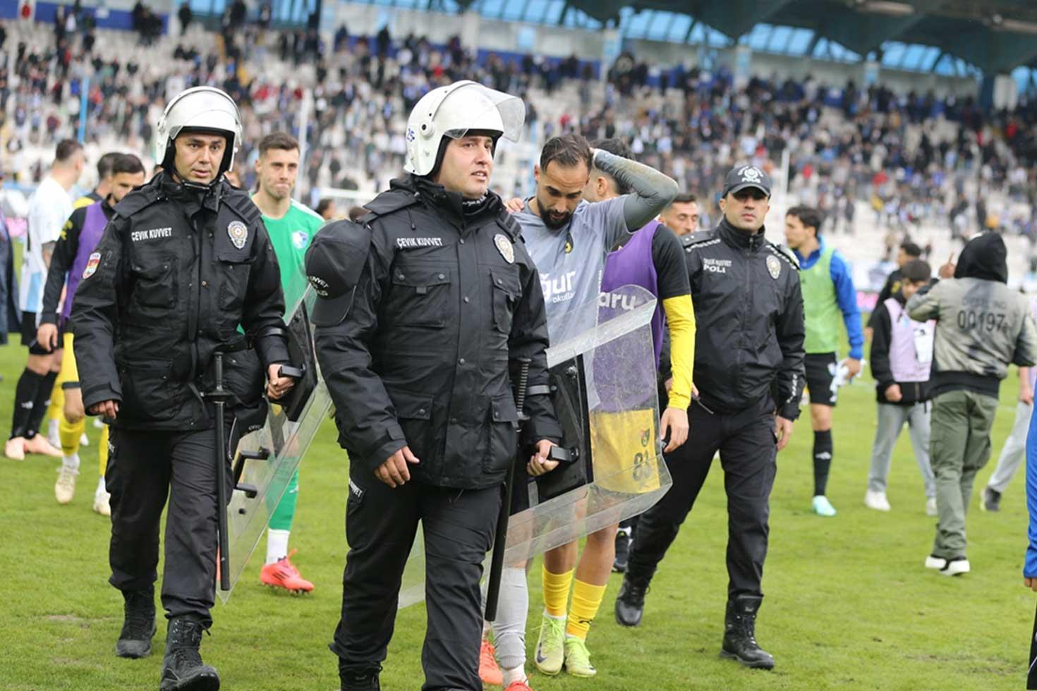 Erzurumspor FK-İstanbulspor maçında olay çıktı! Polisler sahaya girmek zorunda kaldı