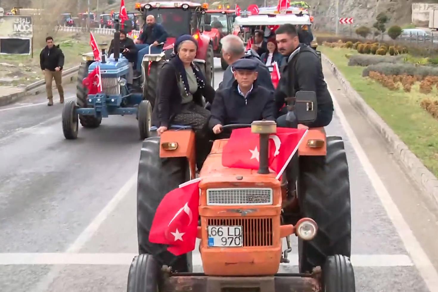 Özgür Özel mitinge traktörle gitti