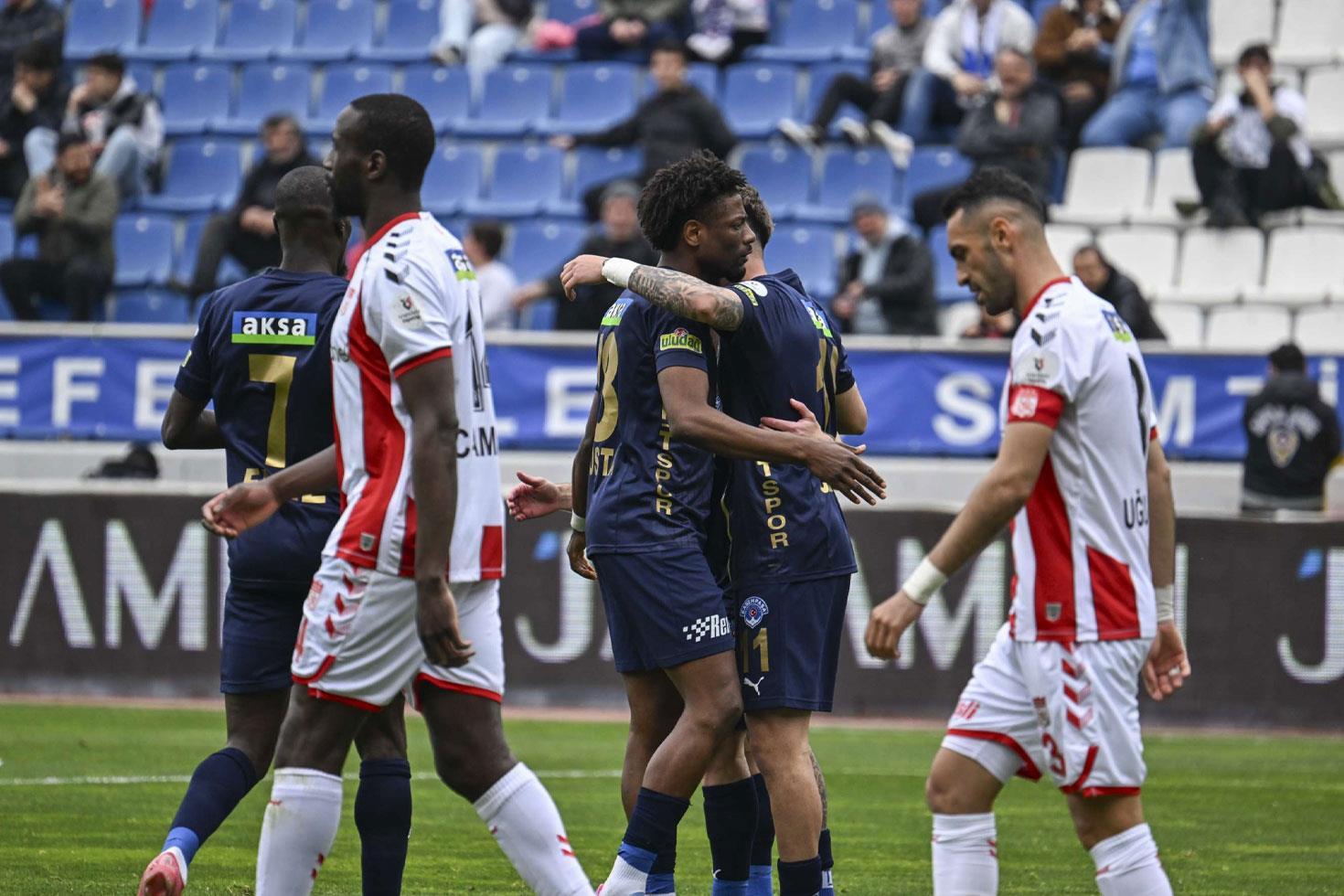 Süper Lig'in köklü takımına bir darbe daha! Kümede kalmaları mucizelere bağlı