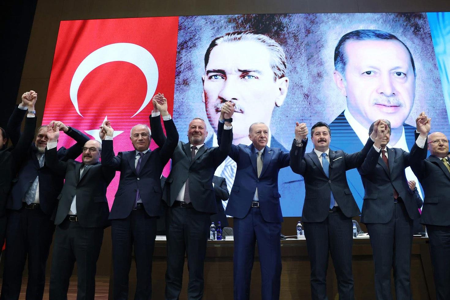 İYİ Parti'den istifa eden iki belediye başkanı AK Parti'ye katıldı