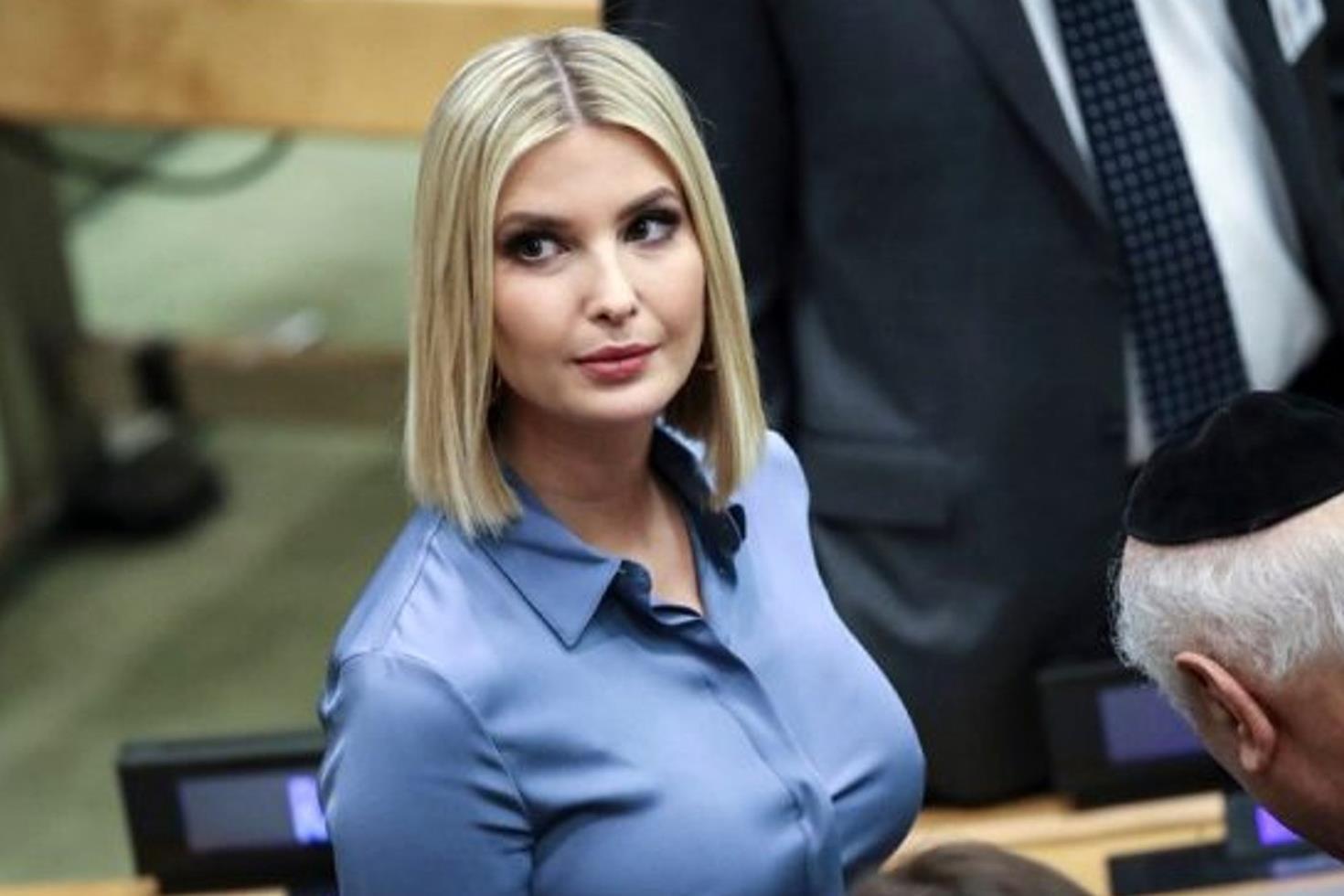 Ivanka Trump okyanusta dalgalarla mücadele etti