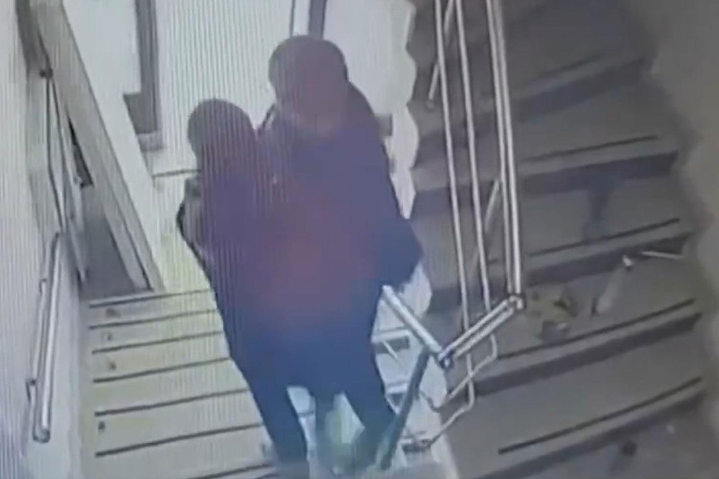 Engelli vatandaşı kucaklayan kahraman depremden böyle kaçtı