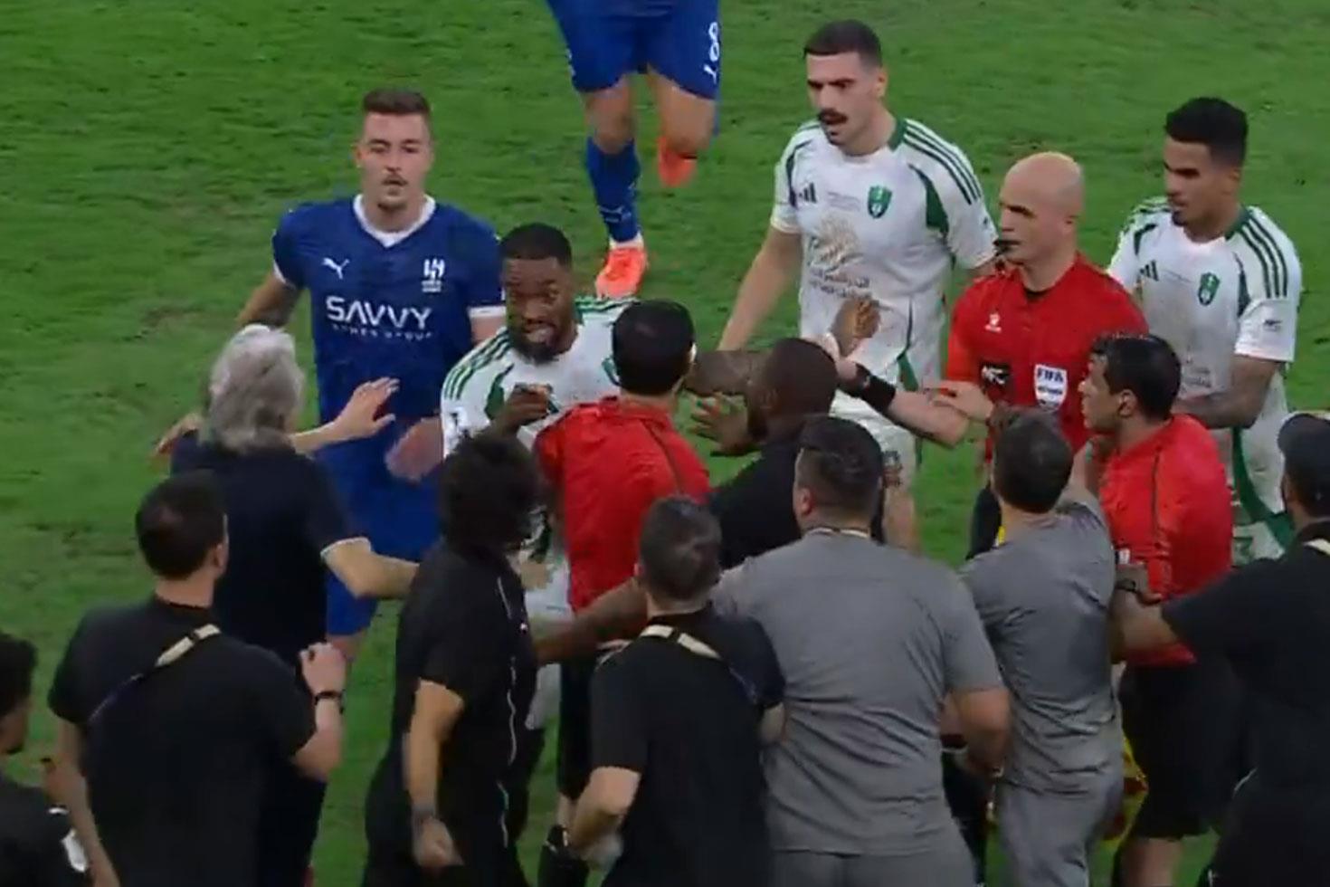 Merih Demiral Jorge Jesus'un yedek kulübesine daldı