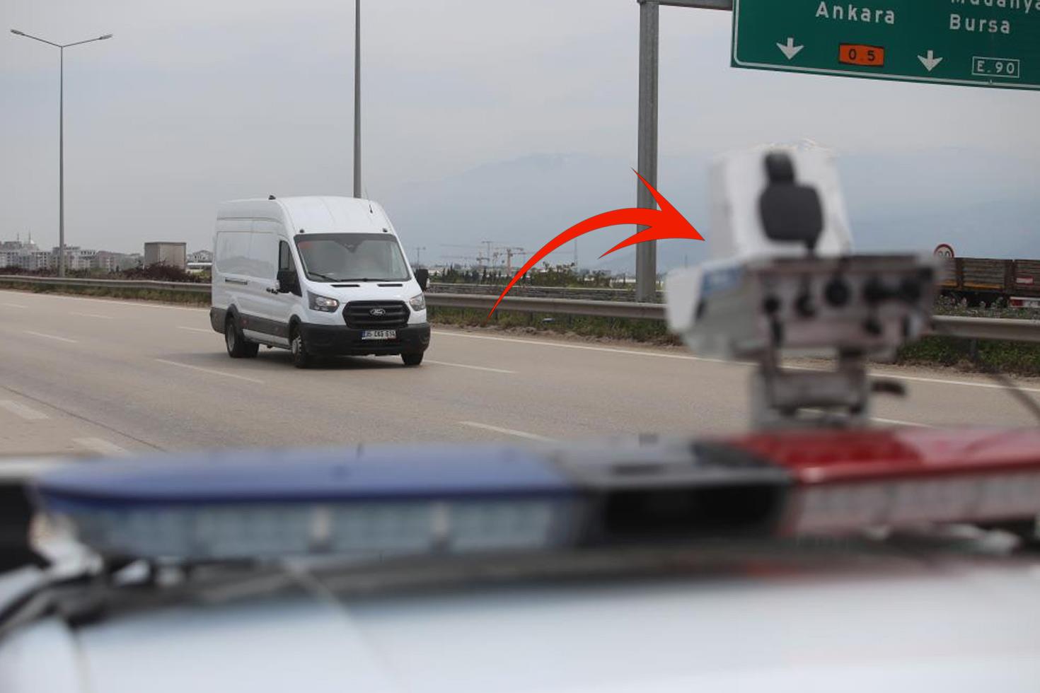 1 yıldır yol kenarlarında! Aynı anda 4 araca ceza kesebiliyor