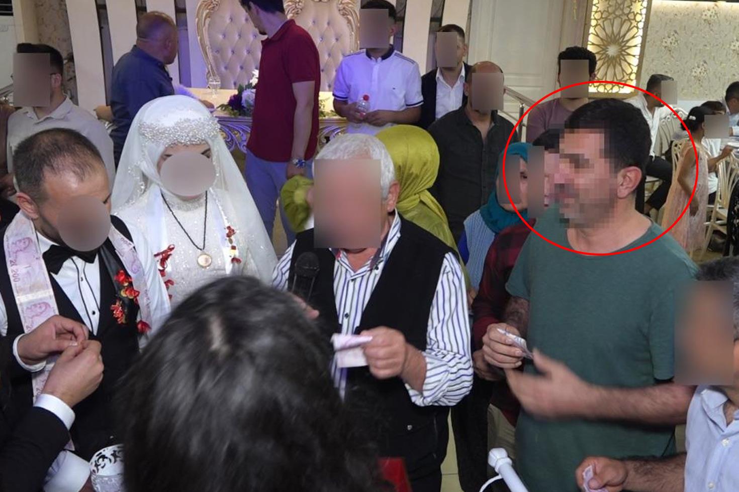 Davetsiz gittiği iki düğünde gelin ve damada hayatının şokunu yaşattı
