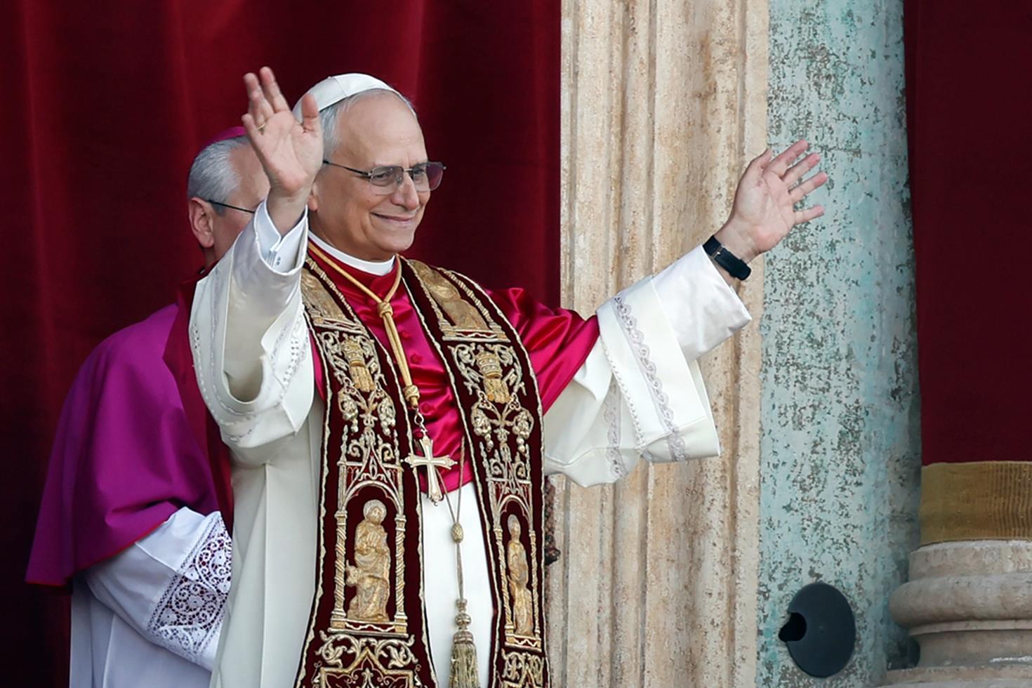 Vatikan'da yeni Papa 14. Leo! Locadan halkı selamladı