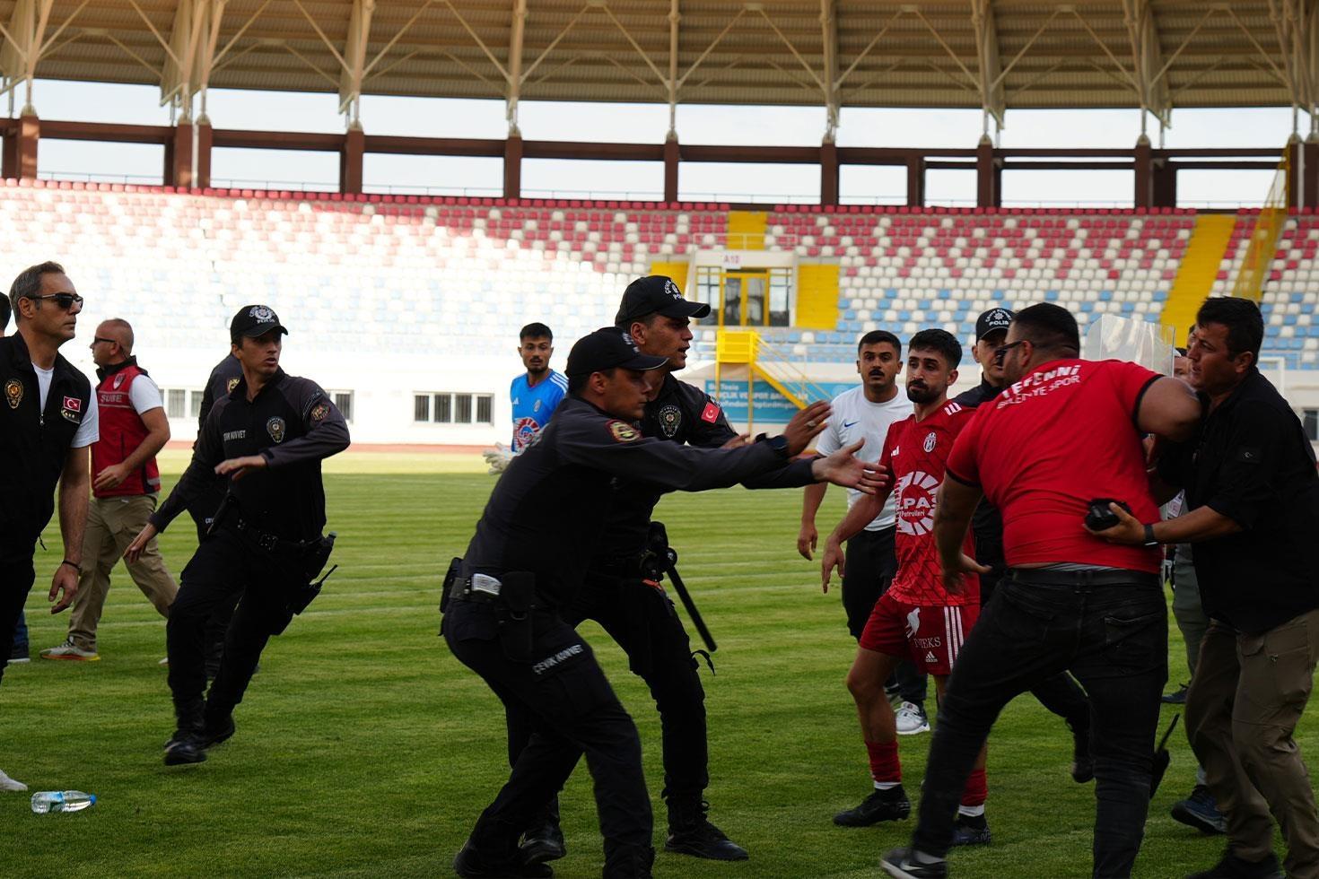Çevik kuvvet sahaya indi!