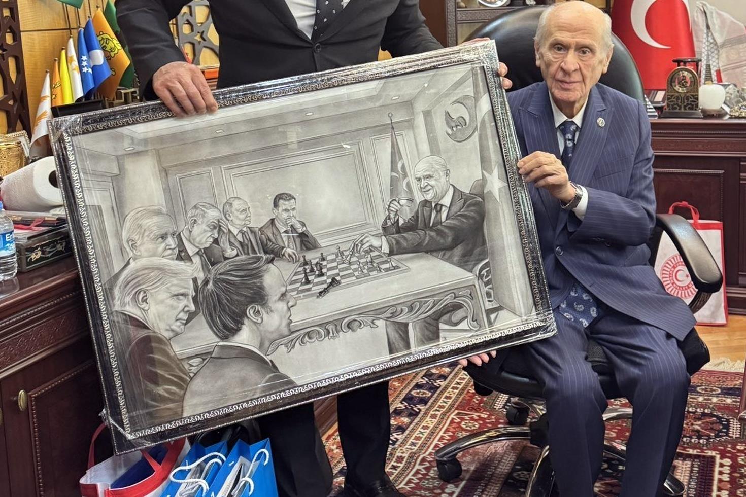 Bahçeli'ye dikkat çeken hediye! Tüm liderleri mat etti
